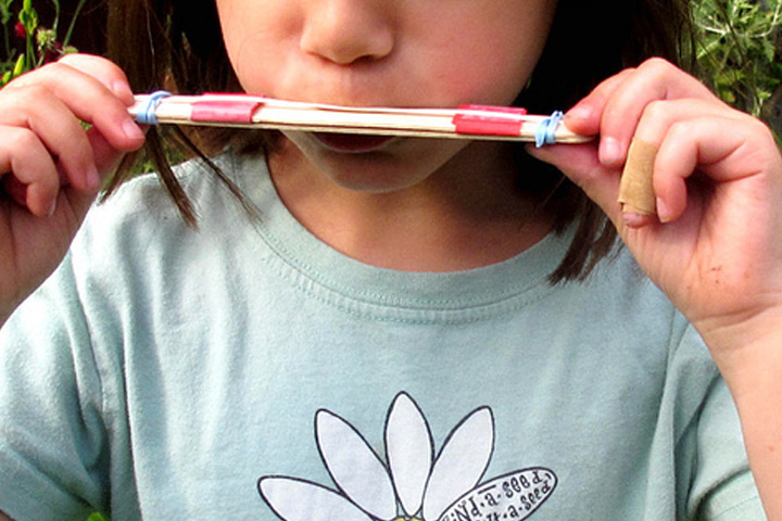 Harmonicas crafted with combs, Musical instrument crafts for kids
