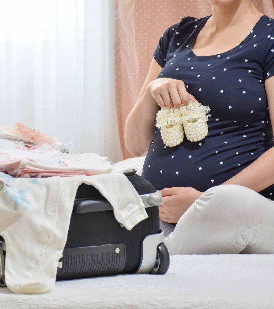 https://www.momjunction.com/wp-content/uploads/2014/05/Maternity-Hospital-Bag-When-And-What-To-Pack-For-The-Baby-And-Yourself-1-910x1024.jpg