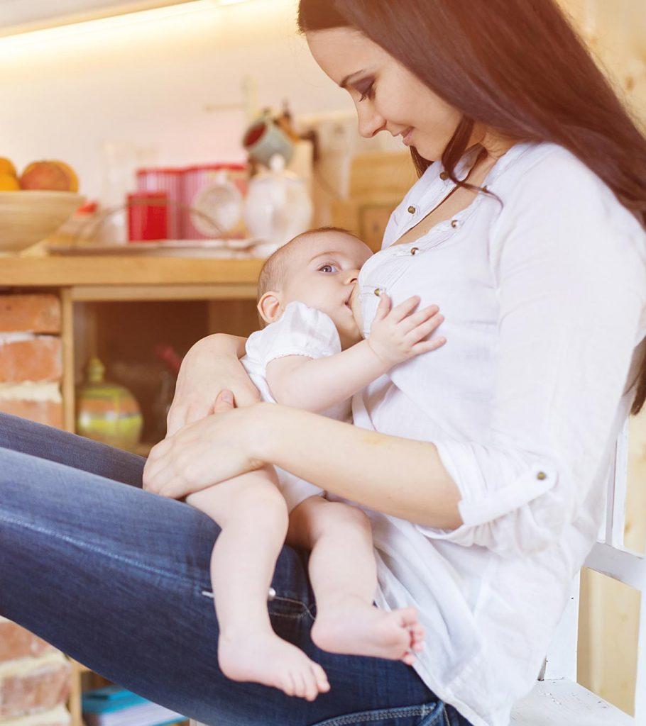 13 breastfeeding products our editors can't live without - Motherly