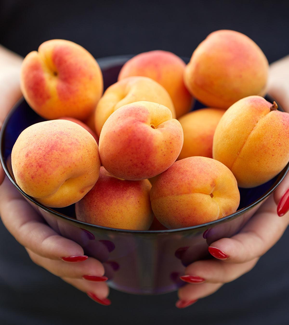 Lots of apricot fruits in a bowl
