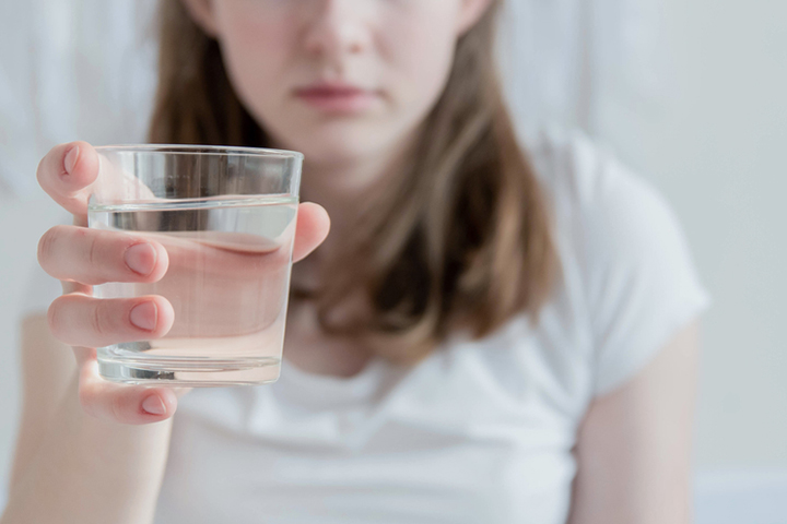 Sipping warm liquids like water may help relieve abdominal pain
