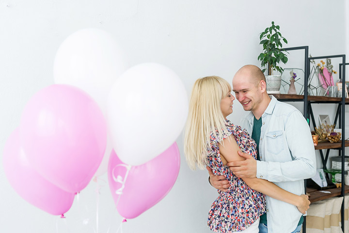 Use balloons to tell your husband you are pregnant
