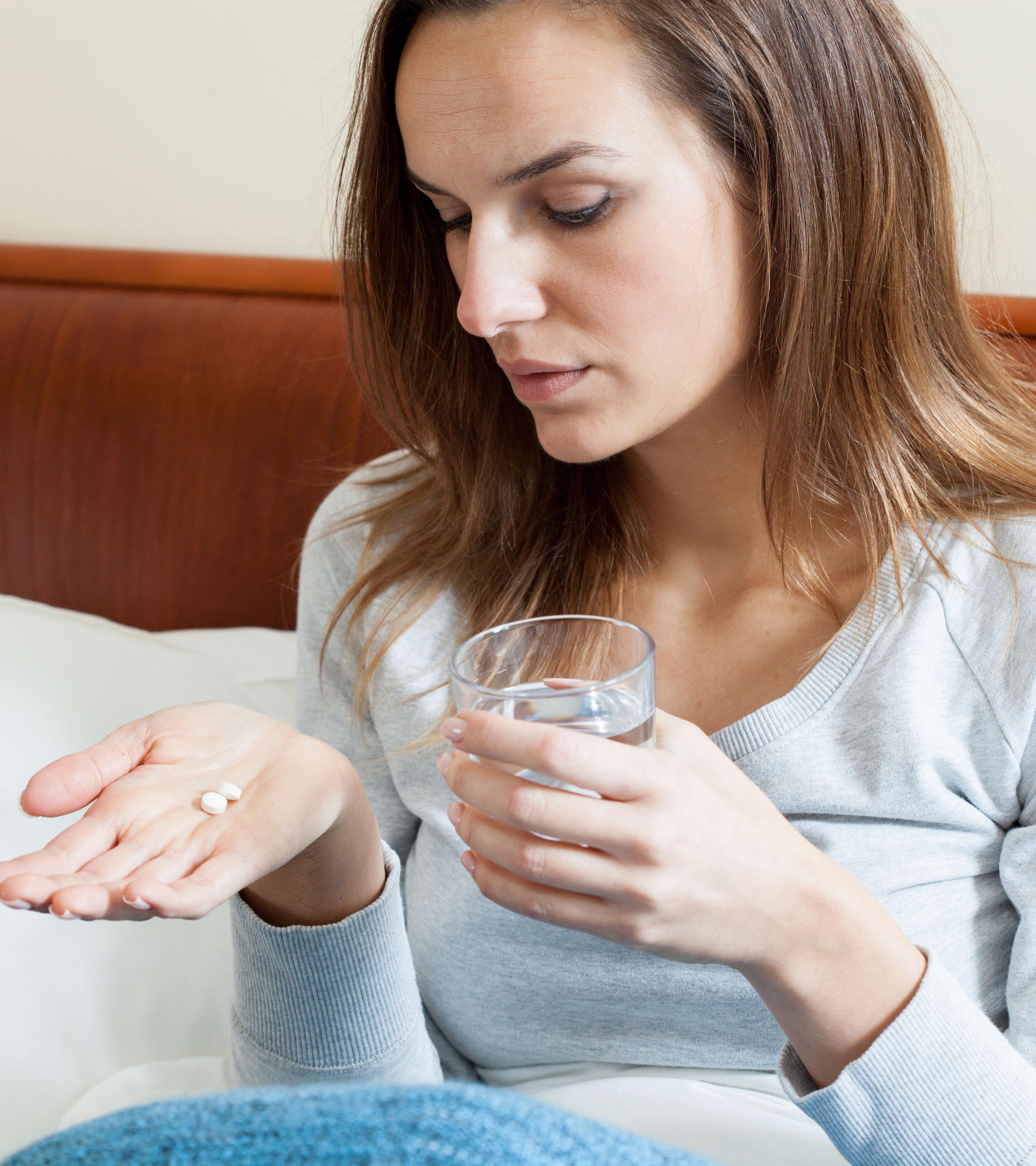 A lady taking Effexor tablets
