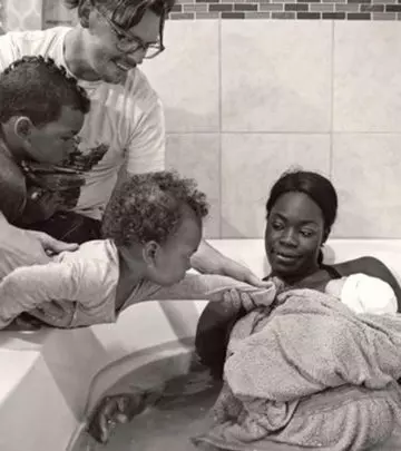17 Photos That Show The Beauty Of A Home Birth With Children By Your Side