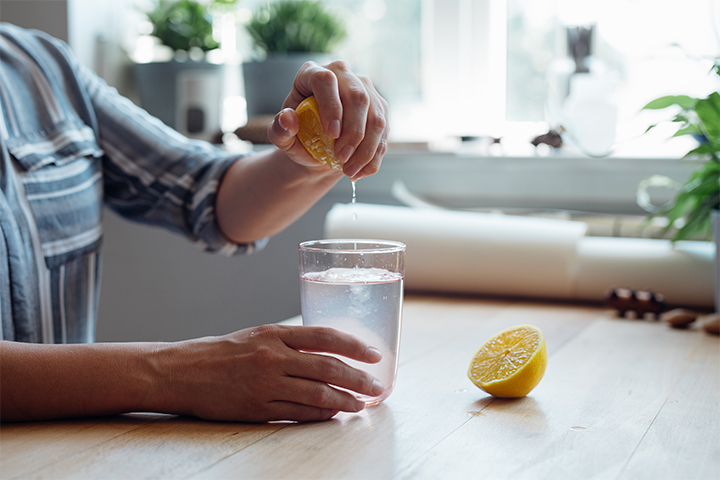 Lemon water is considered safe to drink when breastfeeding