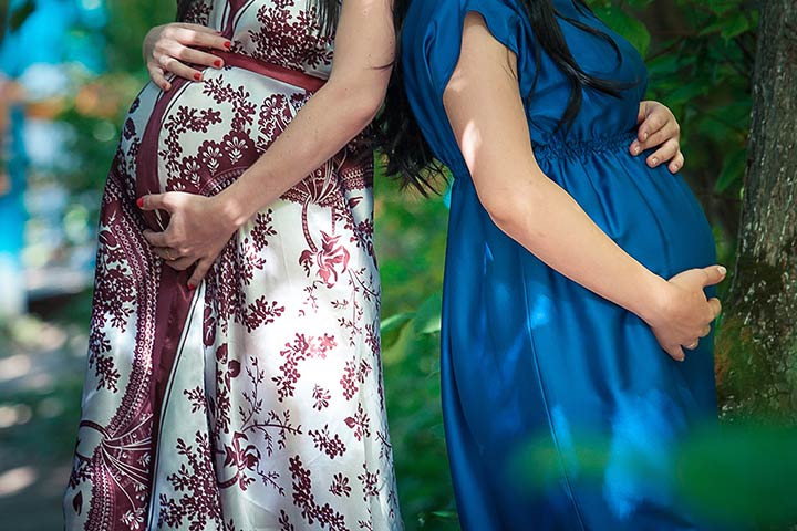 Team-up with other soon-to-be mommies maternity photoshoot idea