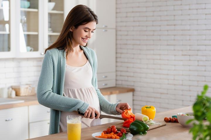 Vitamin C-rich food can improve a pregnant woman's immunity.