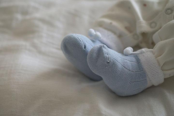 Cover your baby’s feet with socks to prevent ointment ingestion