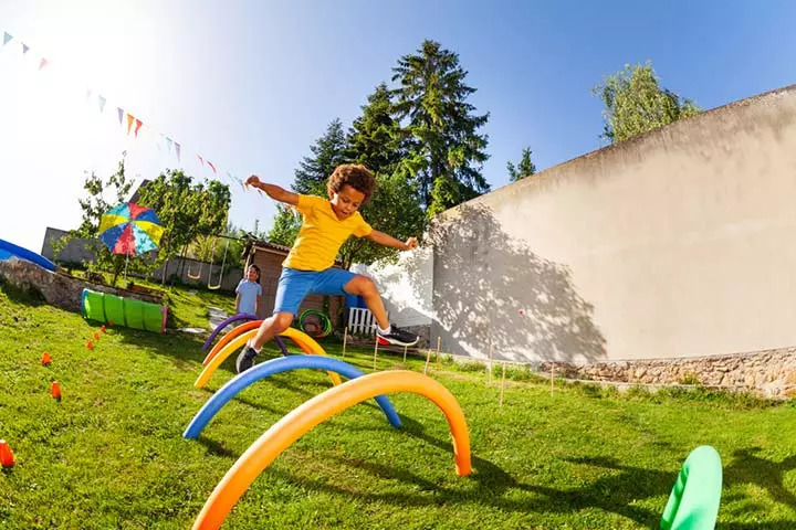 15 Indoor And Outdoor DIY Obstacle Course For Kids