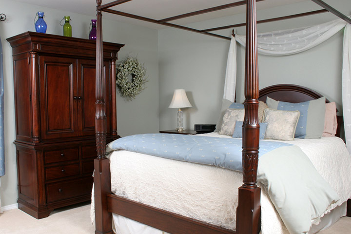 Four-poster bed bedroom idea for teens