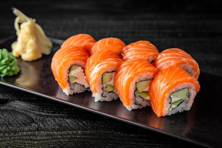 Salmon sushi while breastfeeding is safe