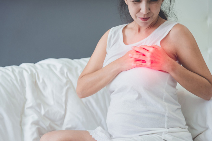 Chest pain is a common symptom of heartburn during pregnancy