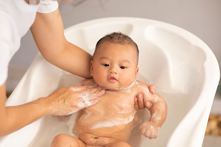 https://www.momjunction.com/wp-content/uploads/2022/09/Epsom-salt-bath-for-babies-can-provide-gentle-skin-exfoliation-.jpg