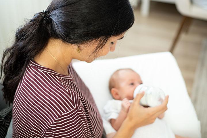 When Do Babies Hold Their Own Bottle? Average Age and More