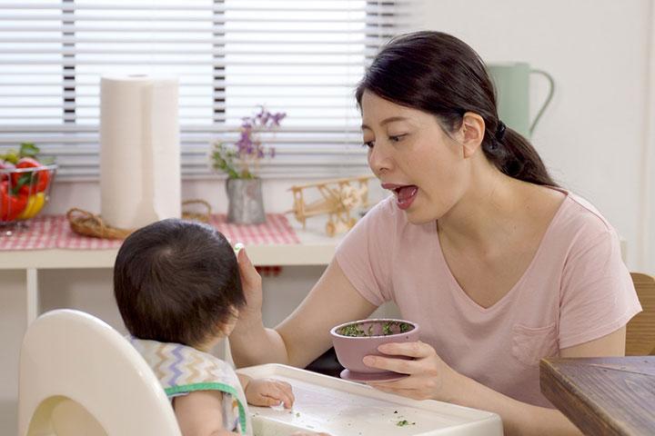 Demonstrating chewing to teach baby to chew food