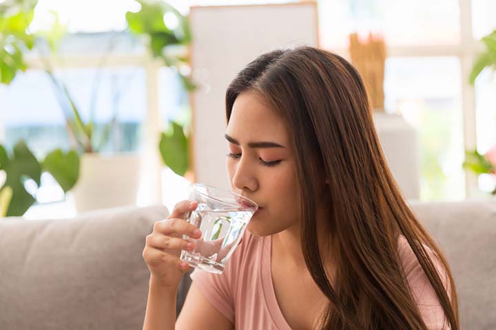 https://www.momjunction.com/wp-content/uploads/2022/10/Drinking-enough-water-keeps-you-energized-during-breastfeeding.jpg