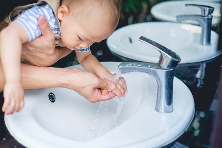 Maintaining good hygiene around baby can prevent them from impetigo
