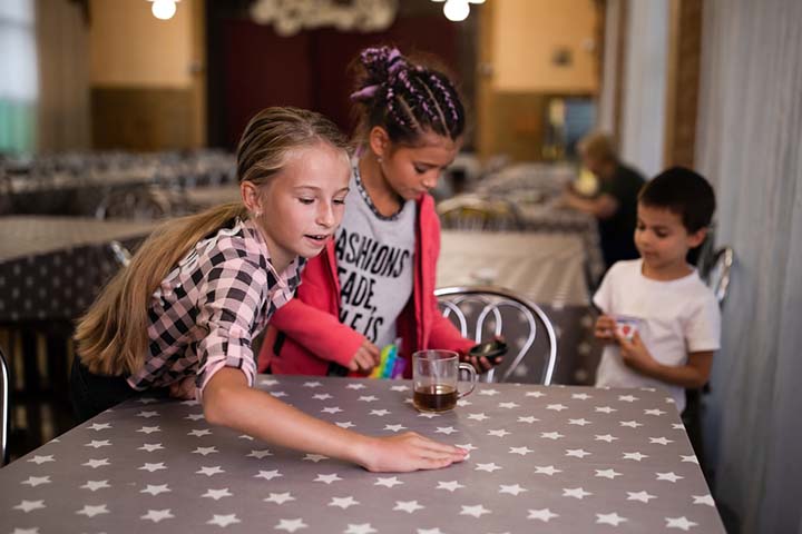 https://www.momjunction.com/wp-content/uploads/2022/10/Teach-children-to-help-after-dinner-table-manners-for-kids.jpg