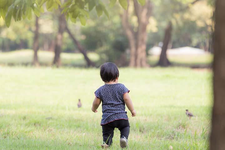 Usually, independent play and onlooker play happen simultaneously.