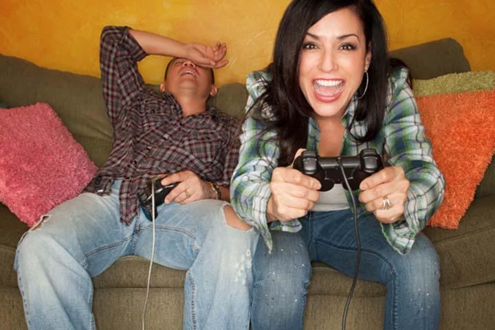 Boyfriend learning his girlfriend to play video games on